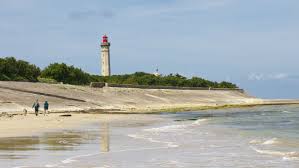 La plage et la nature sauvage le phare